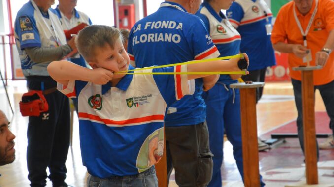 Unione storica nel tiro fionda: atleti normodotati disabili gareggiano