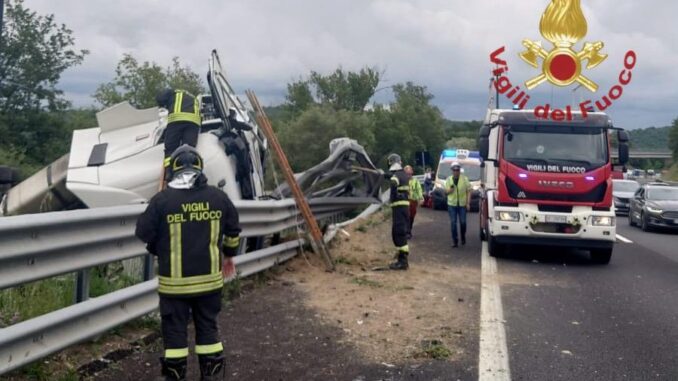 Camion ribaltato e auto ferma in corsia emergenza, incidente in A1