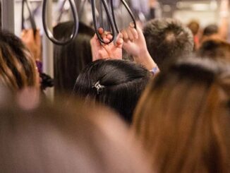Treni stracolmi, cittadini costretti a scendere, situazione esplosiva