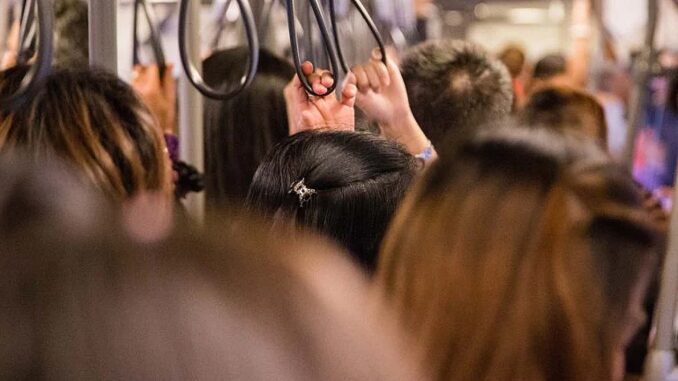 Treni stracolmi, cittadini costretti a scendere, situazione esplosiva