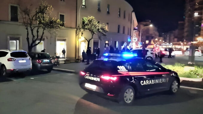 Sera di violenza in un bar di Terni: giovane aggredisce barista