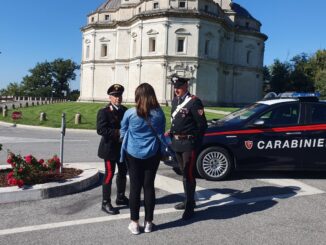 Punta un coltello alla gola della compagna, arrestato