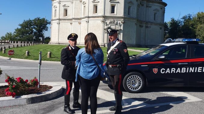 Punta un coltello alla gola della compagna, arrestato
