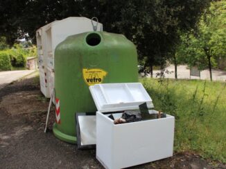Via Torelli a Perugia: Una Strada Trasformata in Discarica Abusiva