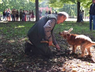 Leo e Lara: due cani da tartufo incantano studenti americani
