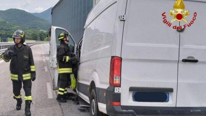 Terribile schianto tra furgone e tir a Fabriano, 49enne umbro