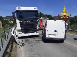 Grave incidente stradale a Magione: frontale tra camion e furgoncino
