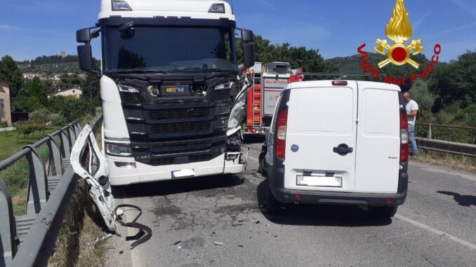 Grave incidente stradale a Magione: frontale tra camion e furgoncino