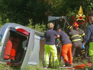 Ribaltamento di un'auto a metano a Cascia: intervento dei Vigili del Fuoco di Norcia