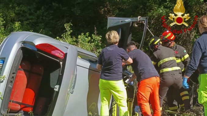 Ribaltamento di un'auto a metano a Cascia: intervento dei Vigili del Fuoco di Norcia