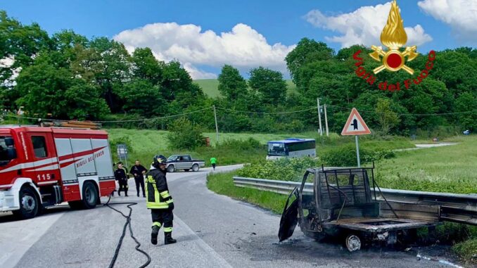 Incidente Stradale scontro sulla SS219: Auto e Ape in Fiamme