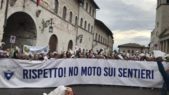 Rispetto! No moto sui sentieri, in centinaia ad Assisi al flashmob