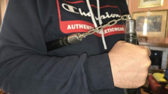 65enne denunciato, minacciava una persona con nunchaku