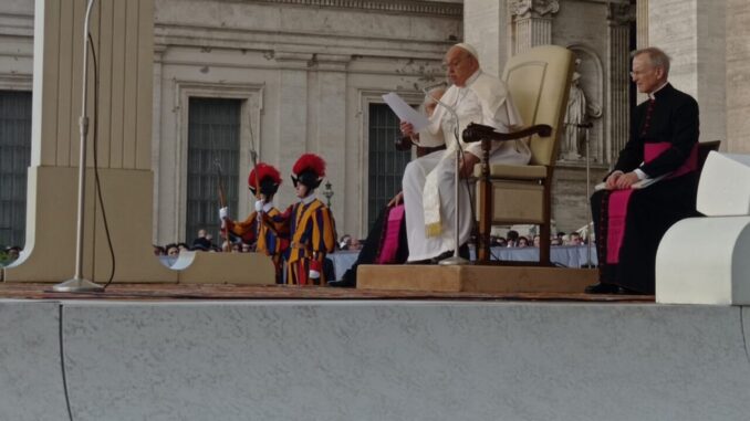 Papa Francesco firma la Carta di Assisi per i bambini
