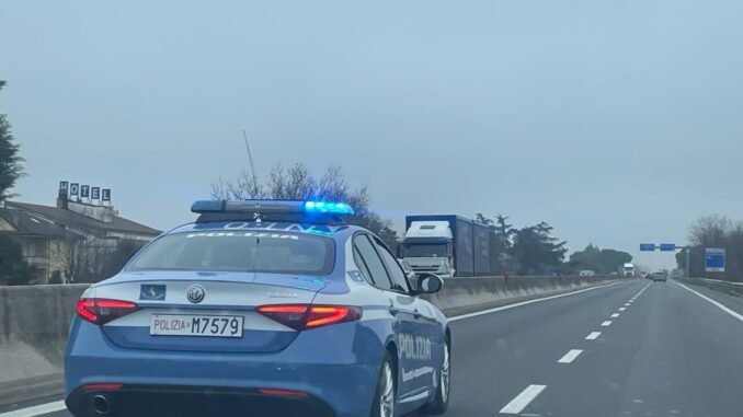 Non si fermano all’Alt e si danno alla fuga di un’auto