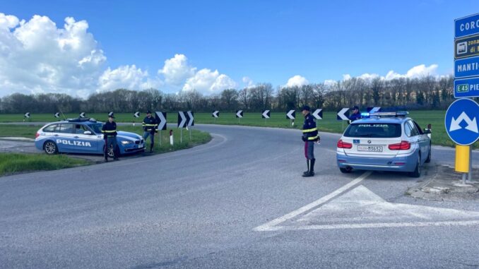Non si fermano all’Alt e si danno alla fuga a bordo dell’auto