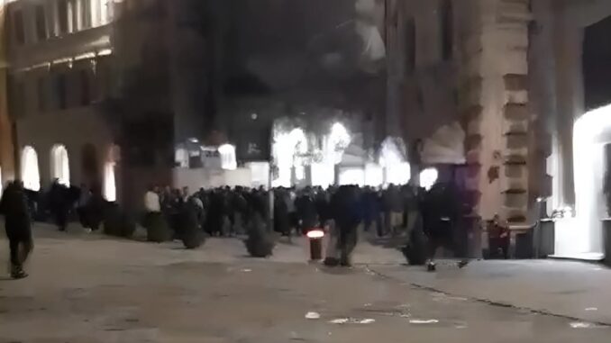 Schiaffi e bottigliate nella notte in centro a Perugia paura tra la gente