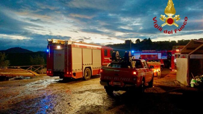 Intervento dei vigili del fuoco a Panicale, incendio in rimessa agricola