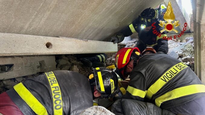 Due operai cadono durante il crollo di un solaio a Colle Umberto, sono feriti