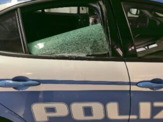 Aggredisce agenti e spacca il vetro dell'auto della Volante 30enne denunciato
