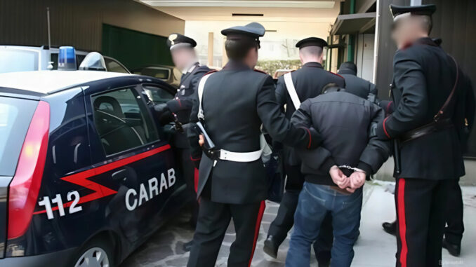 Tossicodipendente 23enne arrestato per aver picchiato e minacciato la madre