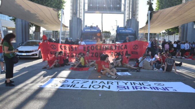 Protesta di Extinction al G7: ingresso Media Center occupato