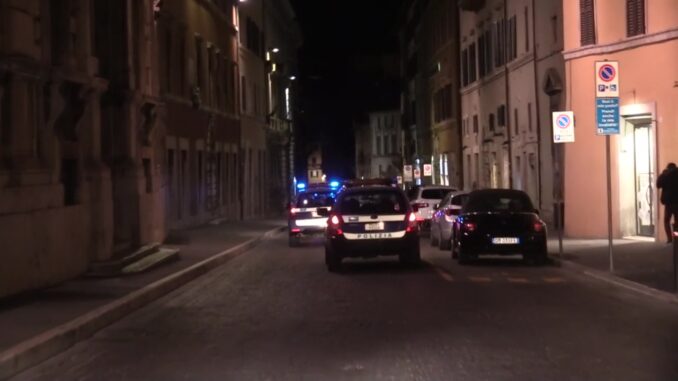 Sfonda porta del locale, trascina fuori titolare e lo massacra di botte