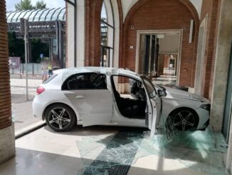 Auto finisce contro la vetrata della stazione di Foligno in pieno giorno