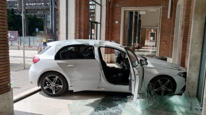 Auto finisce contro la vetrata della stazione di Foligno in pieno giorno