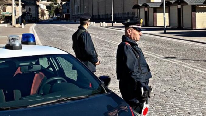 Intervento Carabinierii: uomo coltello minaccia proprietario bar