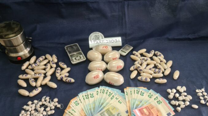 Oltre 100 ovuli di droga, [Video] arrestati due uomini e una donna