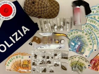 Polizia arresta due tunisini per spaccio a Foligno, denunciato un minore