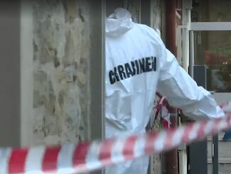 Accoltella la compagna e la figlia di 5 anni al culmine di una lite, la donna è molto grave