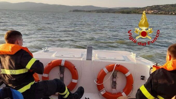 Due persone salvate dai Vigili del Fuoco sul Lago Trasimeno, erano bloccate su un'imbarcazione