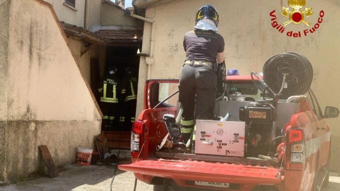 Intervento di emergenza per incendio in appartamento a Stroncone