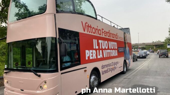 Vittoria Ferdinandi: Un Viaggio in Autobus Rosa Vittoria Elettorale