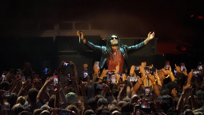 Lenny Kravitz a 60 anni con il suo Blue Electric Light all'Arena di Umbria Jazz