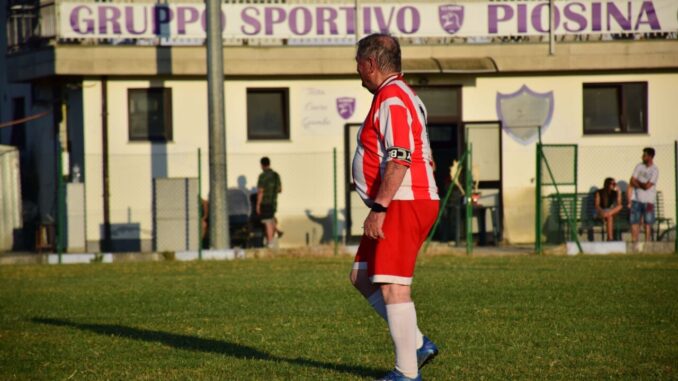 Lorenzo Guazzolini, 84 anni, ancora in campo per la sfida di calcio