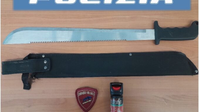 Armato di machete e spray al peperoncino minaccia il gestore di un locale
