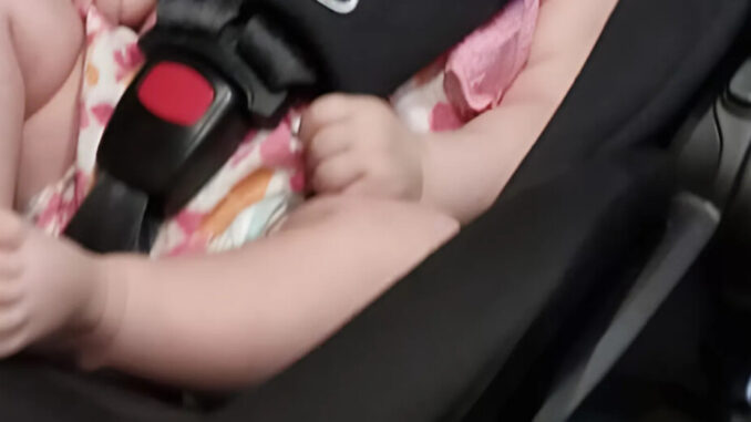 Bambina di 2 mesi intrappolata dentro ascensore con la famiglia, liberata dopo 30 minuti