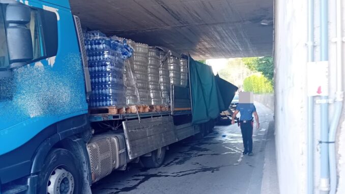 Camion incastrato nel sottopasso di Via Bulgaria a Bastia Umbra