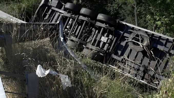 Incidente su E45: camion si ribalta traffico in tilt, disagi a non finire