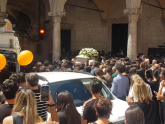 Funerale di Giacomo Astarita, il ragazzo morto in un tragico incidente, un’intera città in lutto