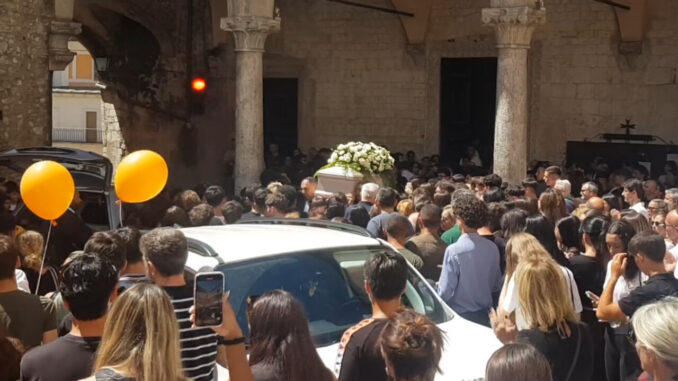 Funerale di Giacomo Astarita, il ragazzo morto in un tragico incidente, un’intera città in lutto