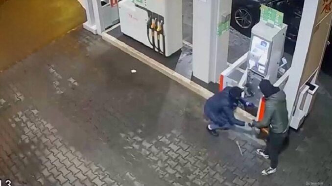 Due Uomini 43 Anni Arrestati Furto Distributori di Benzina