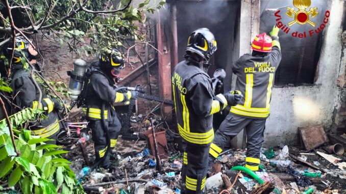 Incendio in una Casa Disabitata: Intervento dei Vigili a Terni