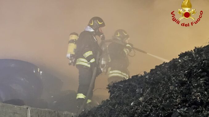 Incendio in un deposito di pneumatici a Terni, intervento dei Vigili del Fuoco