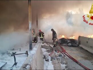 Incendio di Rifiuti Ingombranti a Maratta: Intervento in Corso