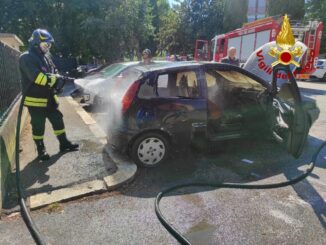 Incendio di un'auto in Via Donatelli, Terni: Intervento vigili del fuoco