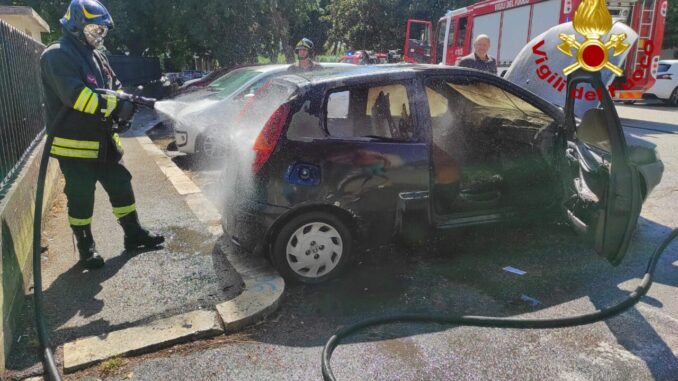 Incendio di un'auto in Via Donatelli, Terni: Intervento vigili del fuoco